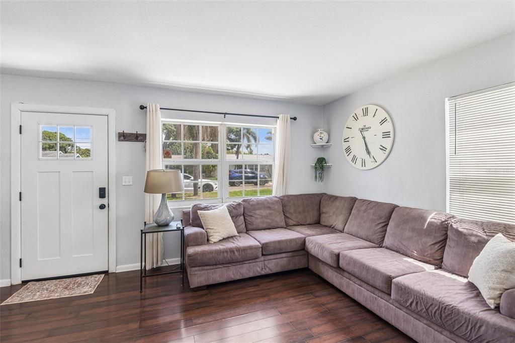 For Sale: $325,000 (2 beds, 2 baths, 816 Square Feet)