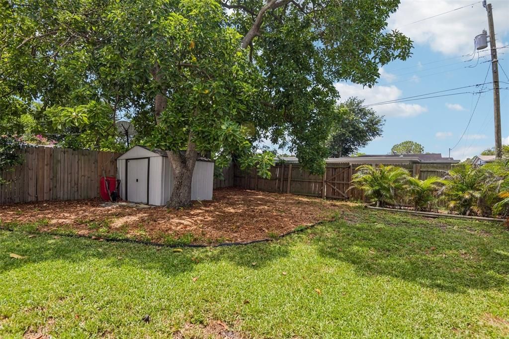 For Sale: $325,000 (2 beds, 2 baths, 816 Square Feet)