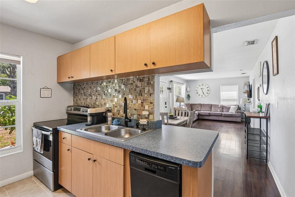 For Sale: $325,000 (2 beds, 2 baths, 816 Square Feet)