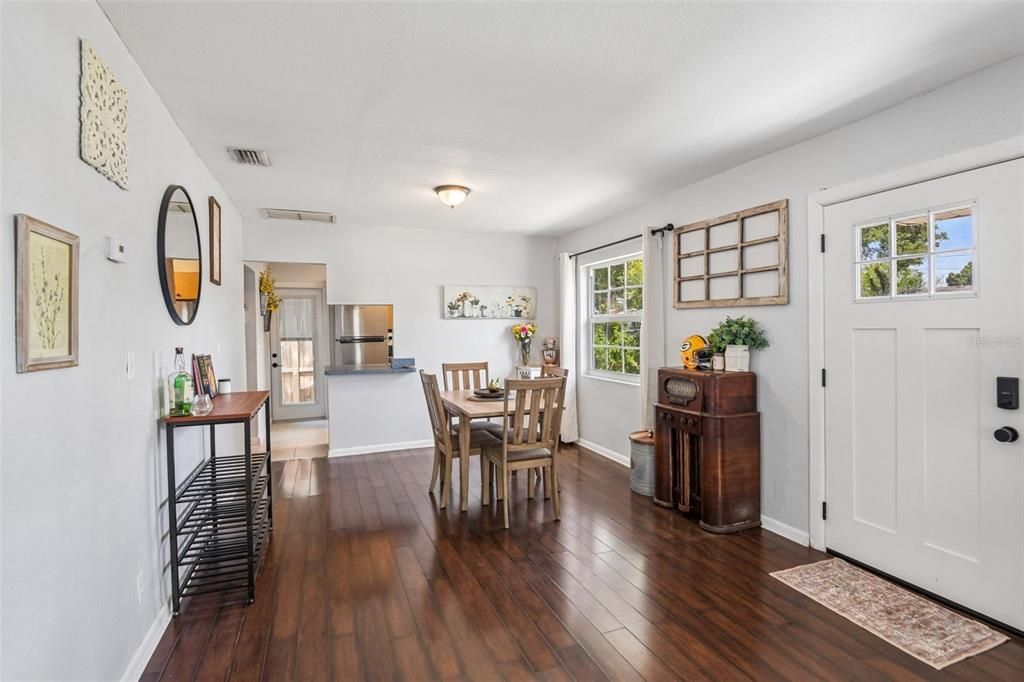For Sale: $325,000 (2 beds, 2 baths, 816 Square Feet)