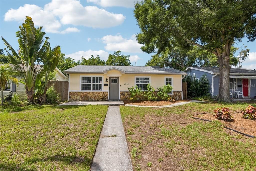 For Sale: $325,000 (2 beds, 2 baths, 816 Square Feet)