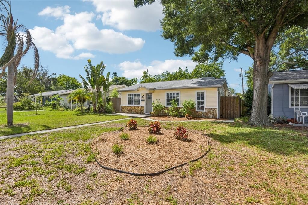 For Sale: $325,000 (2 beds, 2 baths, 816 Square Feet)