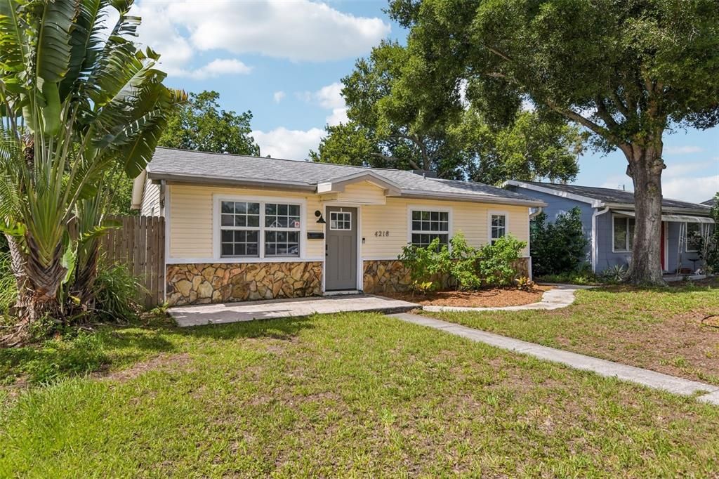 For Sale: $325,000 (2 beds, 2 baths, 816 Square Feet)