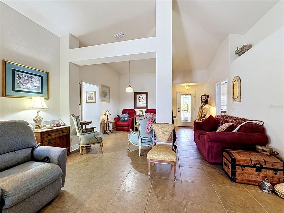 En Venta: $329,999 (3 camas, 2 baños, 1955 Pies cuadrados)