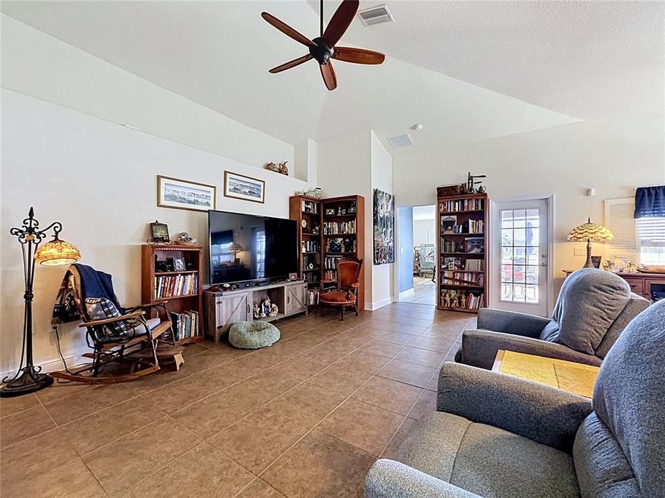 En Venta: $329,999 (3 camas, 2 baños, 1955 Pies cuadrados)
