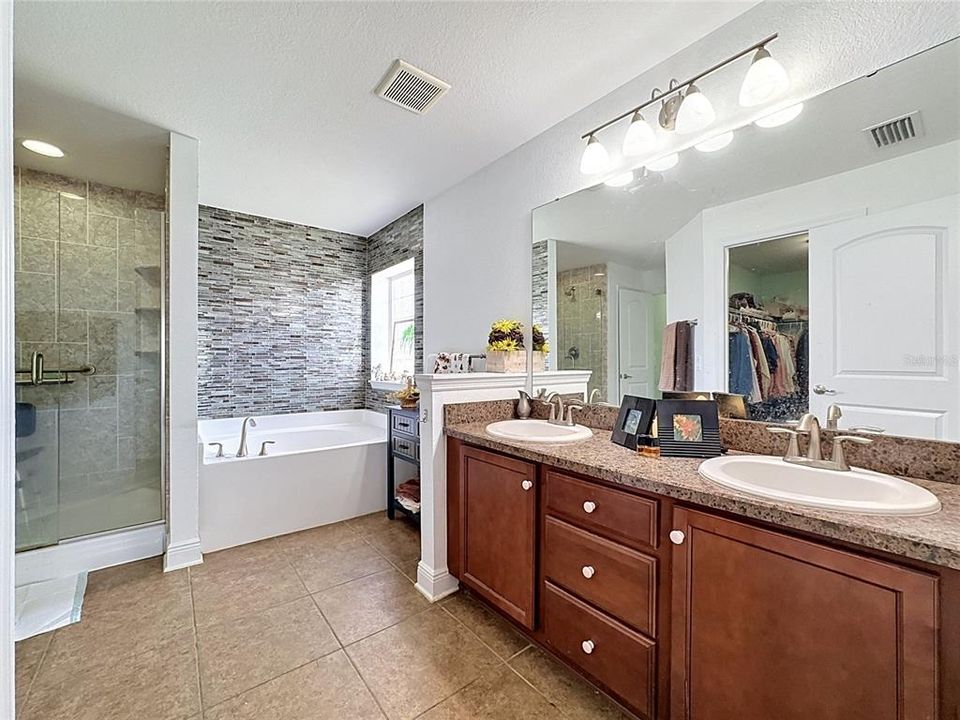 En Venta: $329,999 (3 camas, 2 baños, 1955 Pies cuadrados)