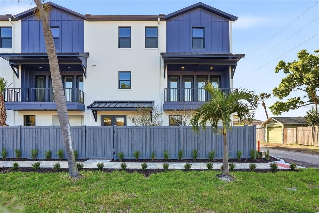 For Sale: $950,000 (3 beds, 3 baths, 2108 Square Feet)