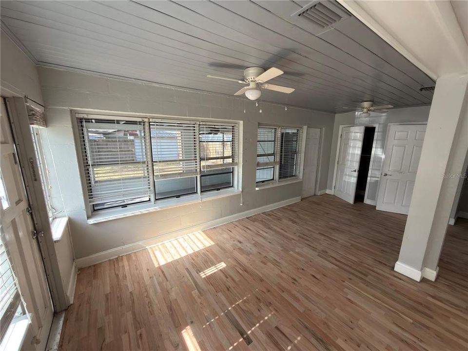 For Sale: $220,000 (2 beds, 1 baths, 868 Square Feet)