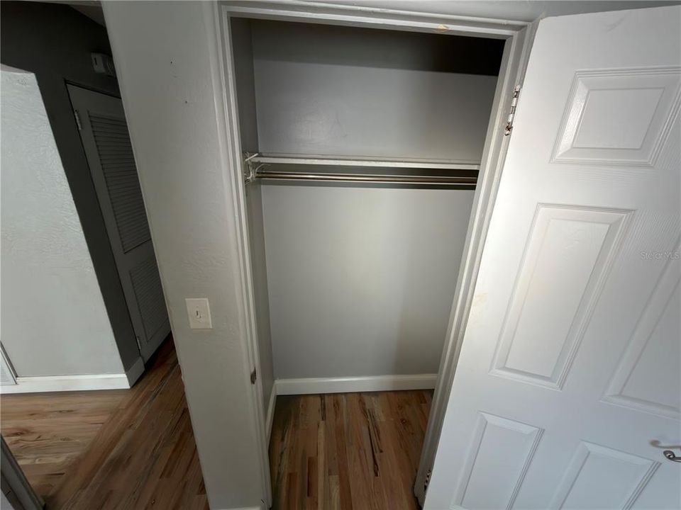 For Sale: $220,000 (2 beds, 1 baths, 868 Square Feet)