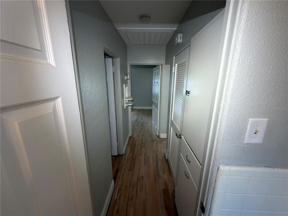 For Sale: $220,000 (2 beds, 1 baths, 868 Square Feet)