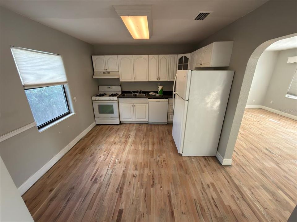 For Sale: $220,000 (2 beds, 1 baths, 868 Square Feet)