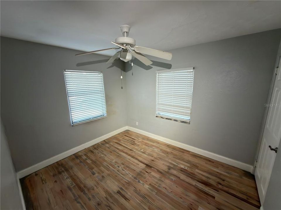 For Sale: $220,000 (2 beds, 1 baths, 868 Square Feet)