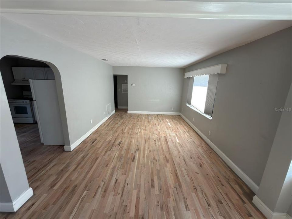 For Sale: $220,000 (2 beds, 1 baths, 868 Square Feet)