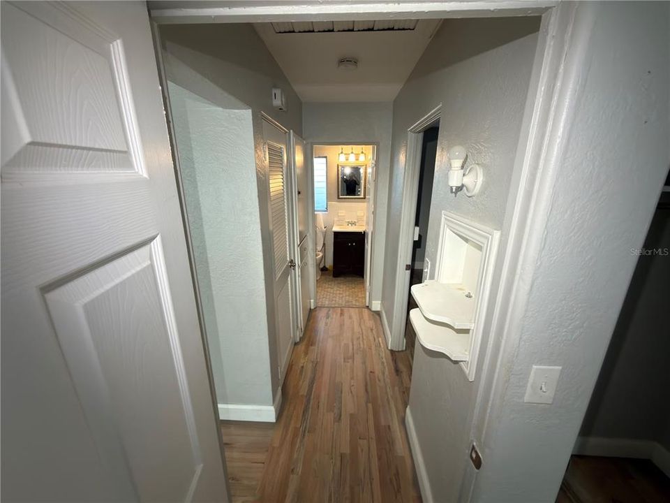 For Sale: $220,000 (2 beds, 1 baths, 868 Square Feet)