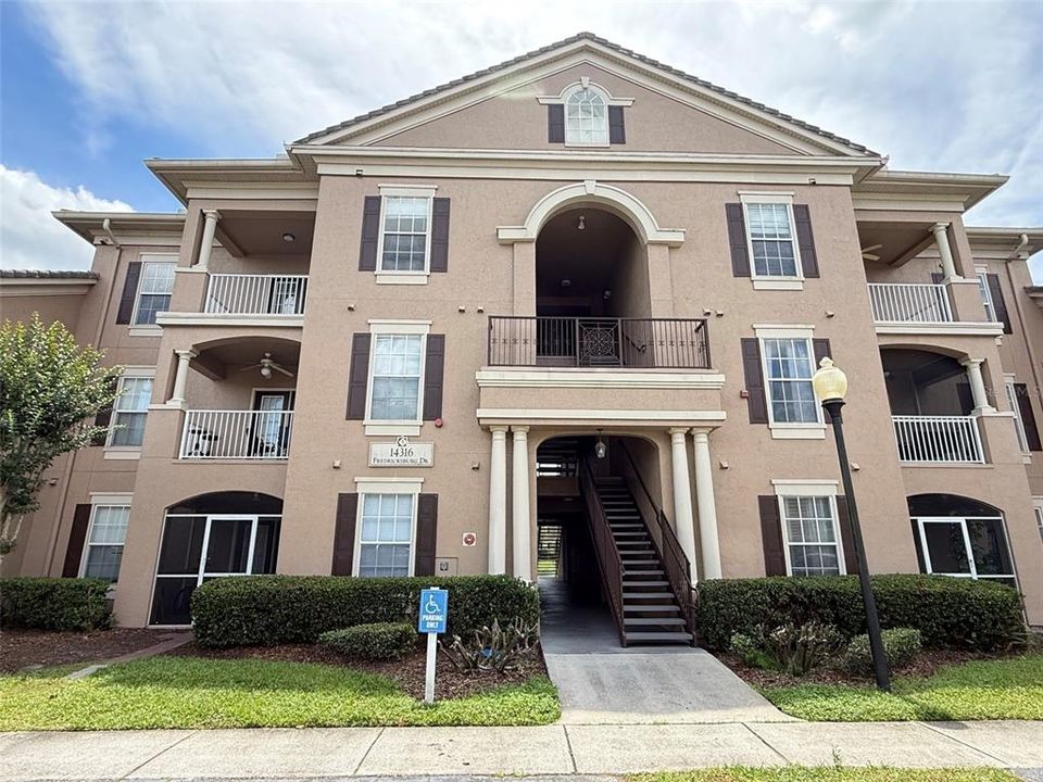 For Rent: $1,750 (2 beds, 2 baths, 1041 Square Feet)