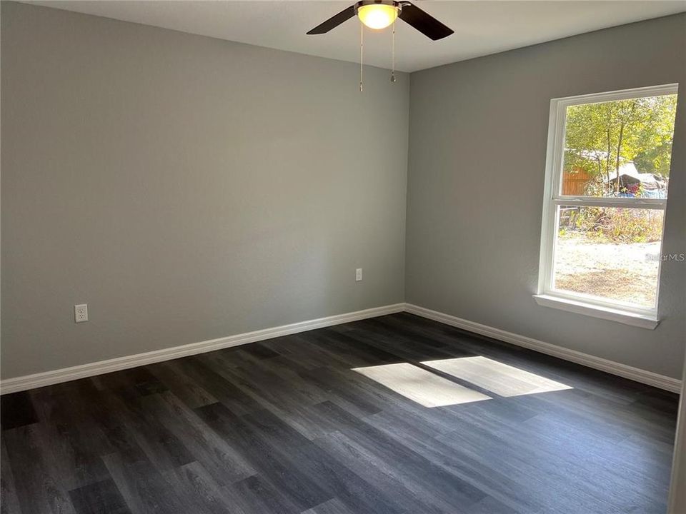 For Sale: $187,900 (2 beds, 1 baths, 1039 Square Feet)