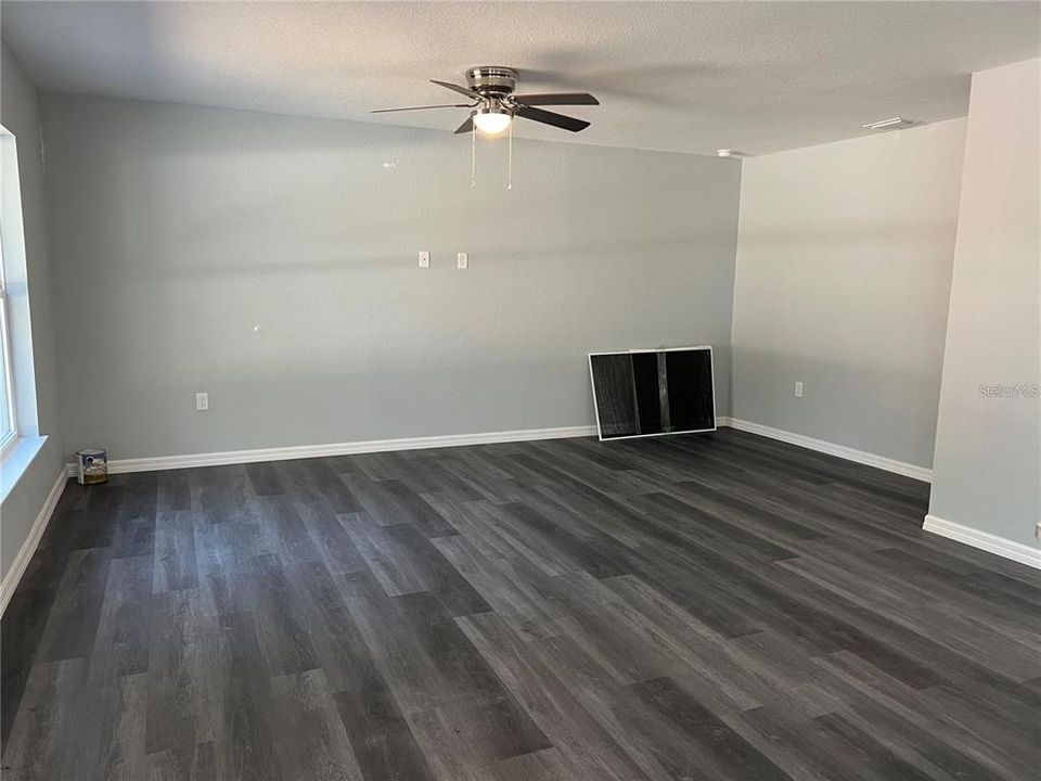 For Sale: $187,900 (2 beds, 1 baths, 1039 Square Feet)