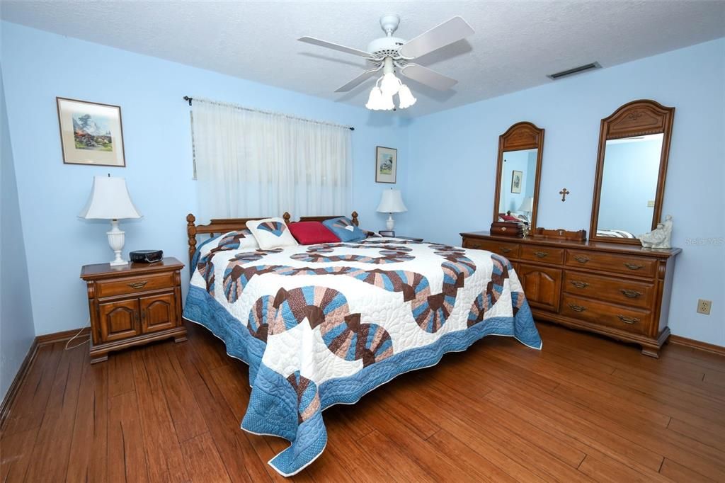 For Sale: $520,000 (4 beds, 2 baths, 1924 Square Feet)