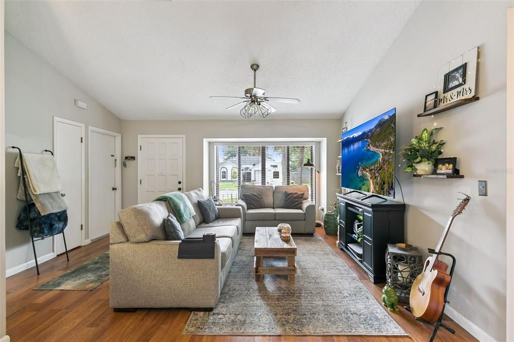 Active With Contract: $330,000 (3 beds, 2 baths, 1324 Square Feet)