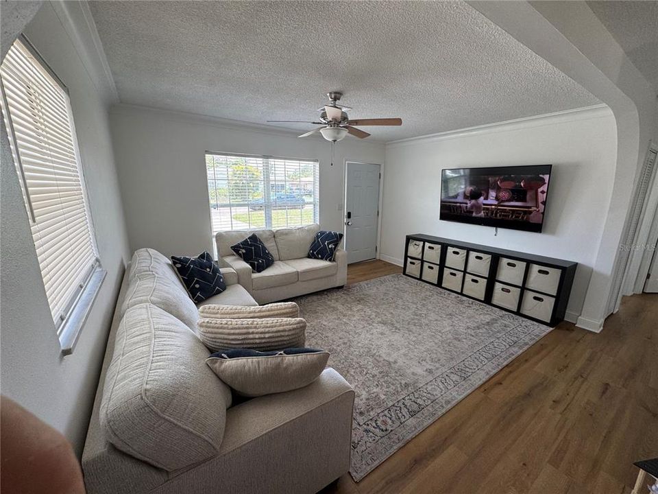 For Sale: $289,900 (2 beds, 1 baths, 832 Square Feet)