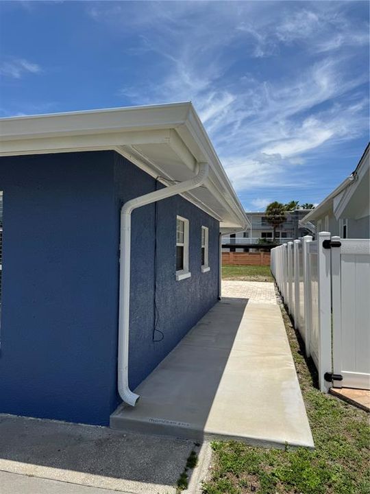 For Sale: $289,900 (2 beds, 1 baths, 832 Square Feet)