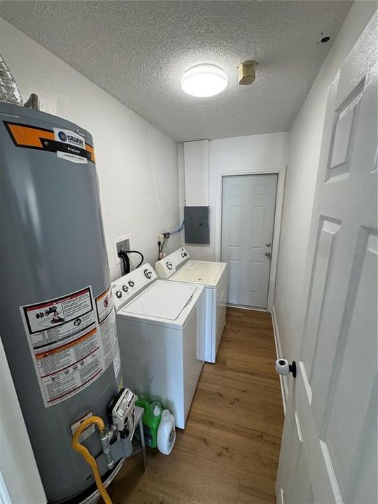 For Sale: $289,900 (2 beds, 1 baths, 832 Square Feet)