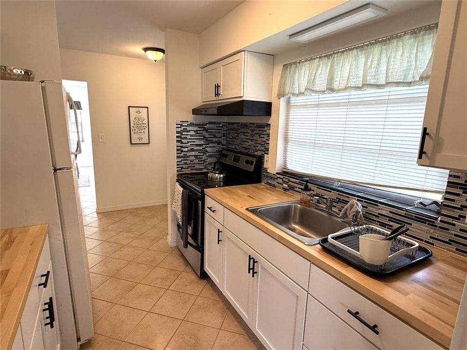 For Sale: $300,000 (2 beds, 1 baths, 1088 Square Feet)