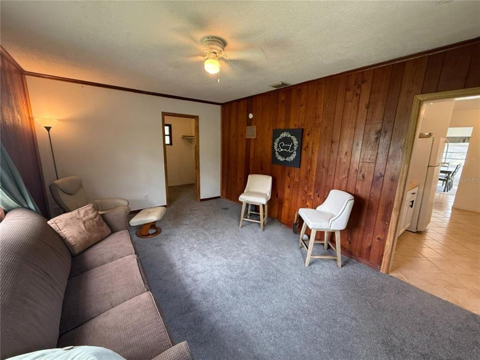 For Sale: $300,000 (2 beds, 1 baths, 1088 Square Feet)