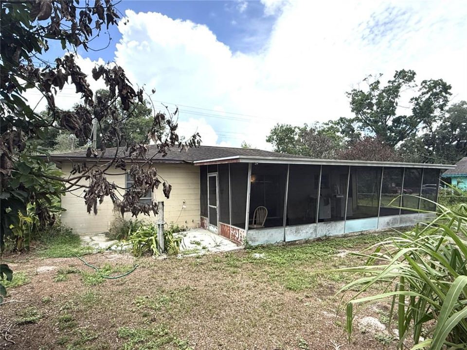 For Sale: $300,000 (2 beds, 1 baths, 1088 Square Feet)