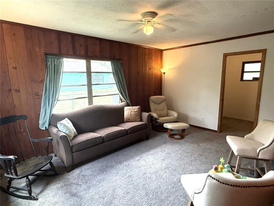 For Sale: $300,000 (2 beds, 1 baths, 1088 Square Feet)