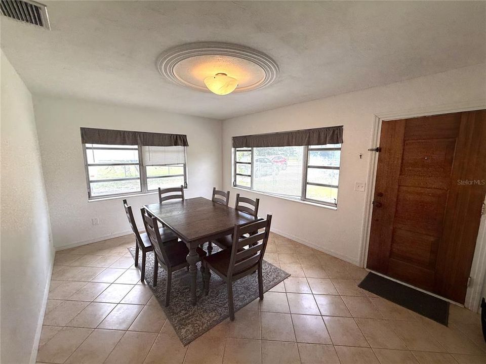 For Sale: $300,000 (2 beds, 1 baths, 1088 Square Feet)