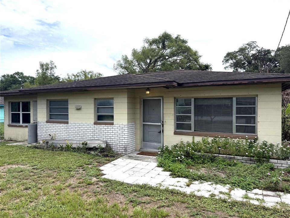For Sale: $300,000 (2 beds, 1 baths, 1088 Square Feet)