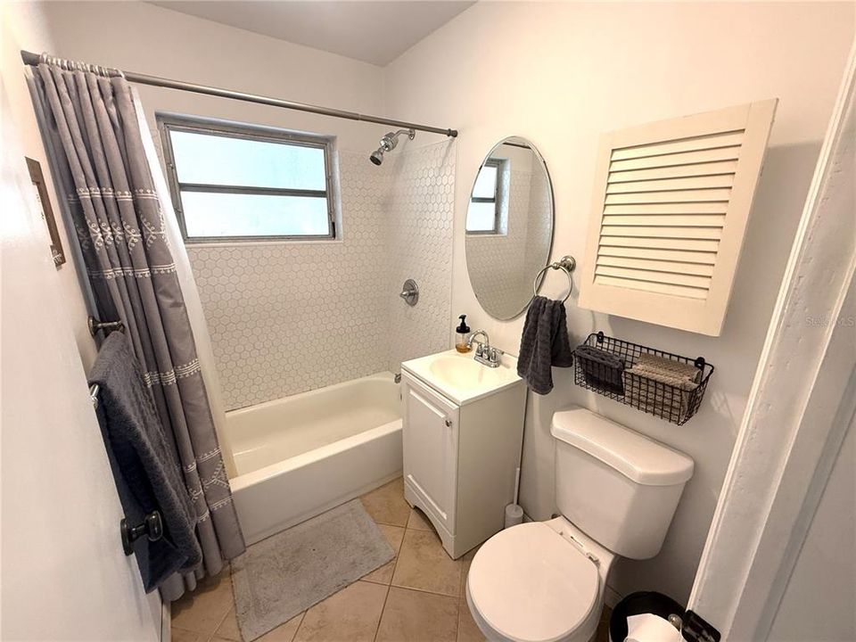 For Sale: $300,000 (2 beds, 1 baths, 1088 Square Feet)