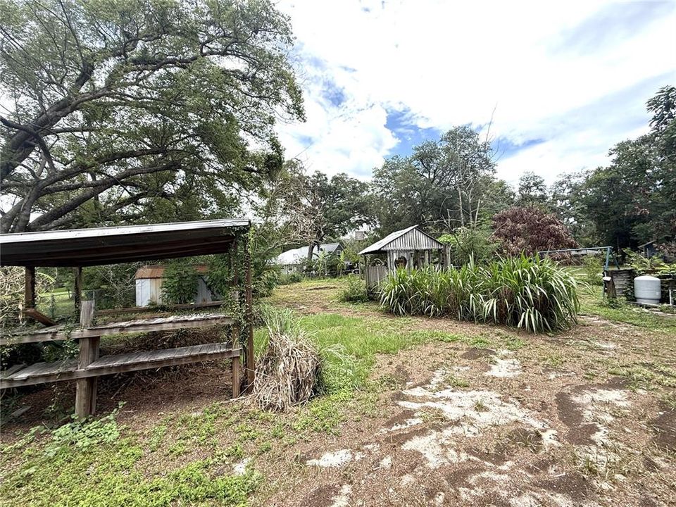 For Sale: $300,000 (2 beds, 1 baths, 1088 Square Feet)