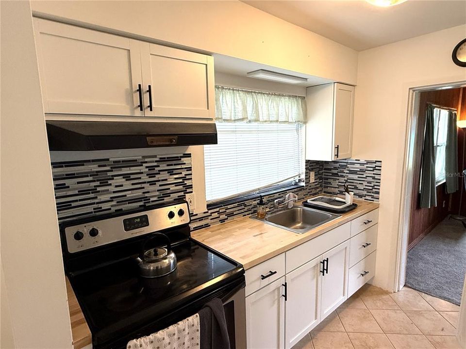 For Sale: $300,000 (2 beds, 1 baths, 1088 Square Feet)