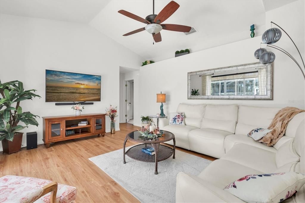 En Venta: $729,900 (4 camas, 3 baños, 2313 Pies cuadrados)