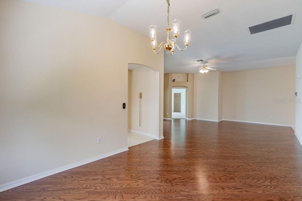 For Sale: $399,900 (3 beds, 2 baths, 1968 Square Feet)