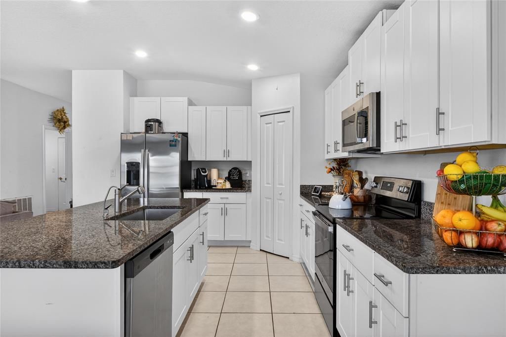 For Rent: $2,590 (4 beds, 2 baths, 1935 Square Feet)