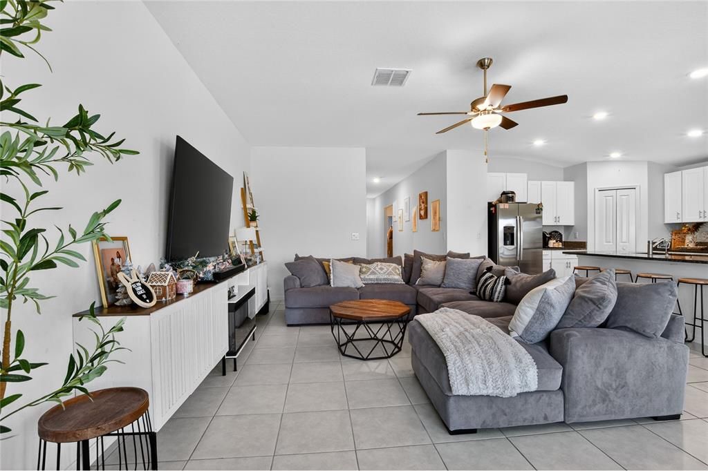 For Rent: $2,590 (4 beds, 2 baths, 1935 Square Feet)