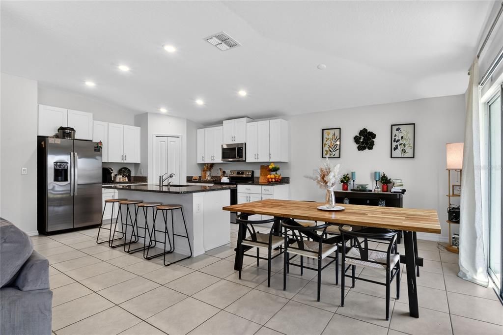 For Rent: $2,590 (4 beds, 2 baths, 1935 Square Feet)