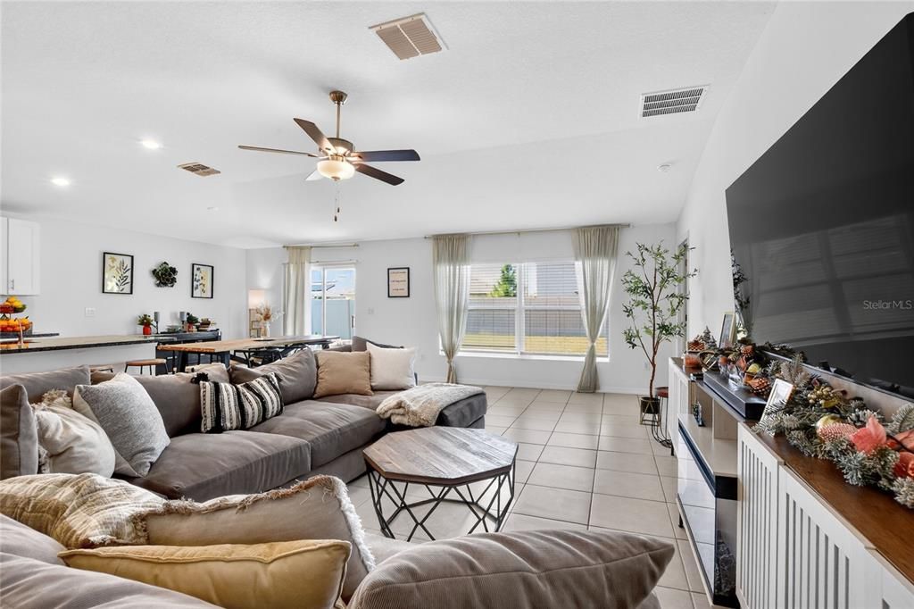 For Rent: $2,590 (4 beds, 2 baths, 1935 Square Feet)