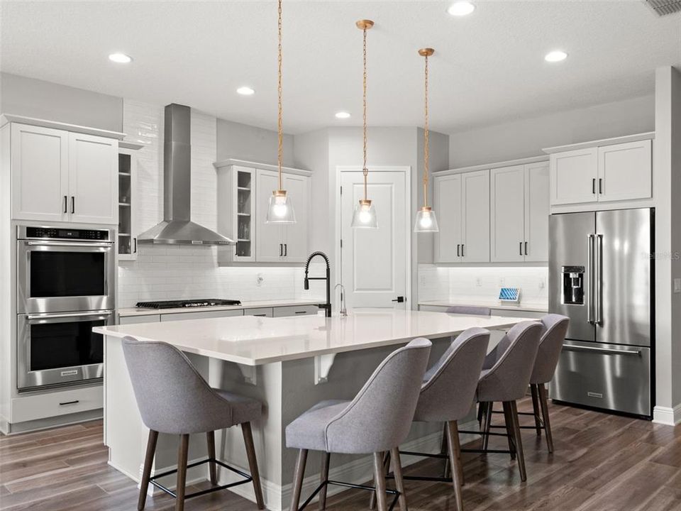 For Sale: $1,150,000 (6 beds, 4 baths, 3516 Square Feet)