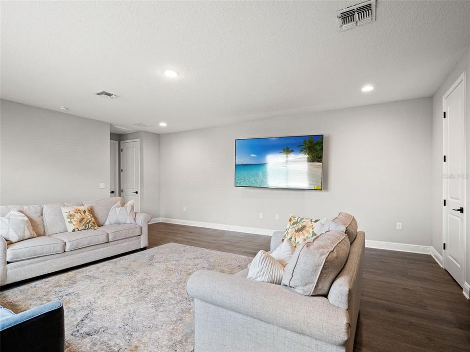 For Sale: $1,150,000 (6 beds, 4 baths, 3516 Square Feet)
