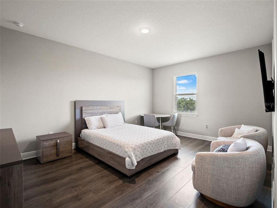 For Sale: $1,150,000 (6 beds, 4 baths, 3516 Square Feet)