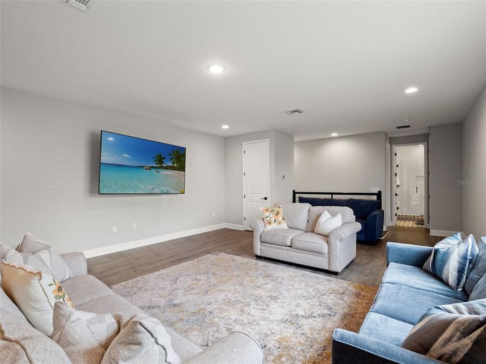 For Sale: $1,150,000 (6 beds, 4 baths, 3516 Square Feet)