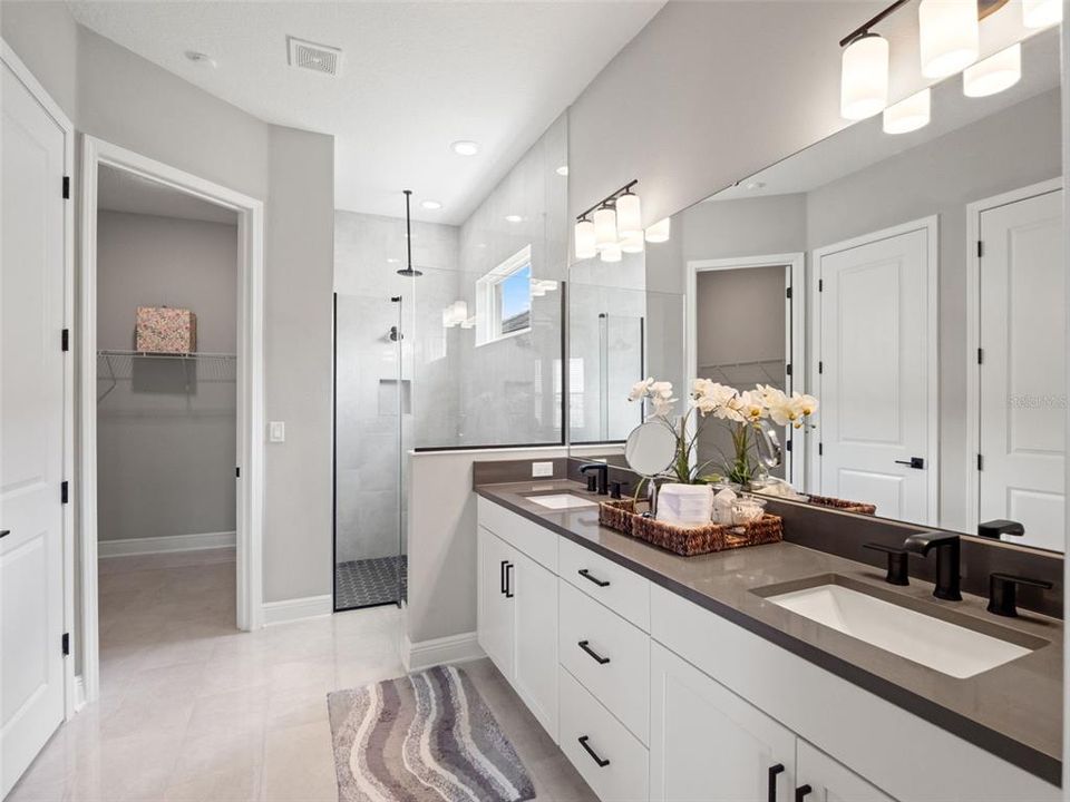 For Sale: $1,150,000 (6 beds, 4 baths, 3516 Square Feet)