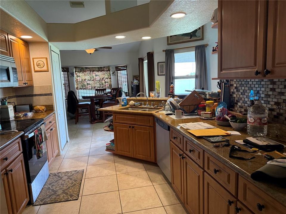 Active With Contract: $279,900 (3 beds, 2 baths, 2111 Square Feet)