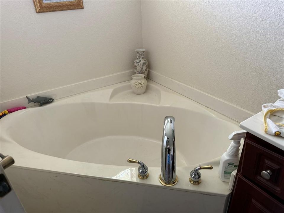 Active With Contract: $279,900 (3 beds, 2 baths, 2111 Square Feet)