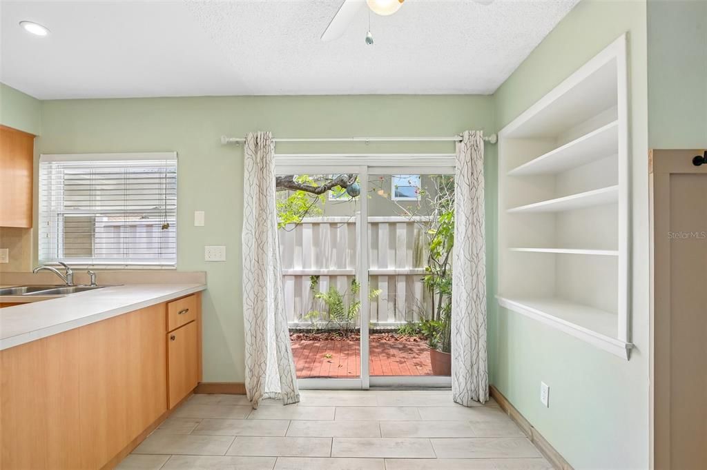 For Sale: $210,000 (2 beds, 1 baths, 936 Square Feet)