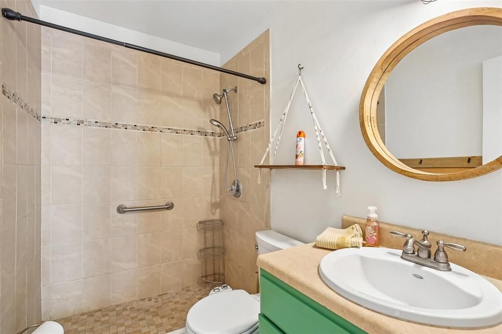 For Sale: $210,000 (2 beds, 1 baths, 936 Square Feet)